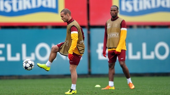 Sneijder_and_Didier_Drogba